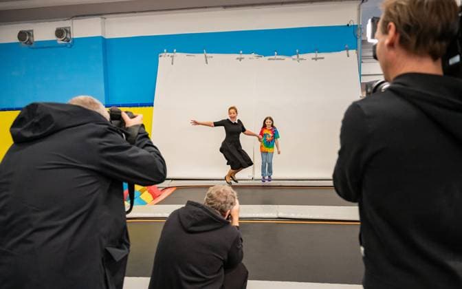 20231204 Fotoshooting mit Manfred Baumann fuer den DAC Kalender WIEN, OESTERREICH - 04. DEZEMBER: Starfotograf Manfred Baumann mit Schauspielerin und Kabarettistin Monica Rudle (Monica Weinzettl) waehrend des Fotogshootings fuer die 13. Auflage des Dancer Against Cancer - DAC Charity-Fotokalenders 2024-2025 mit Starfotograf Manfred Baumann in der Maxx Entertainment Trampolin Halle am 04. Dezember 2023 in Wien, Oesterreich. 231204_SEPA_17_057 Copyright: xIsabellexOuvrardx SEPAxMedia