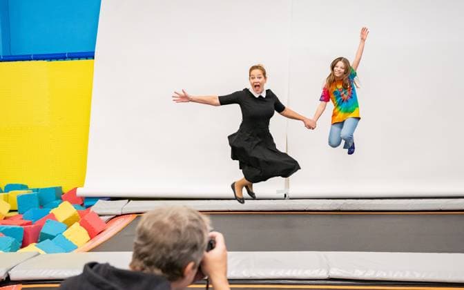 20231204 Fotoshooting mit Manfred Baumann fuer den DAC Kalender WIEN, OESTERREICH - 04. DEZEMBER: Starfotograf Manfred Baumann mit Schauspielerin und Kabarettistin Monica Rudle (Monica Weinzettl) waehrend des Fotogshootings fuer die 13. Auflage des Dancer Against Cancer - DAC Charity-Fotokalenders 2024-2025 mit Starfotograf Manfred Baumann in der Maxx Entertainment Trampolin Halle am 04. Dezember 2023 in Wien, Oesterreich. 231204_SEPA_17_059 Copyright: xIsabellexOuvrardx SEPAxMedia
