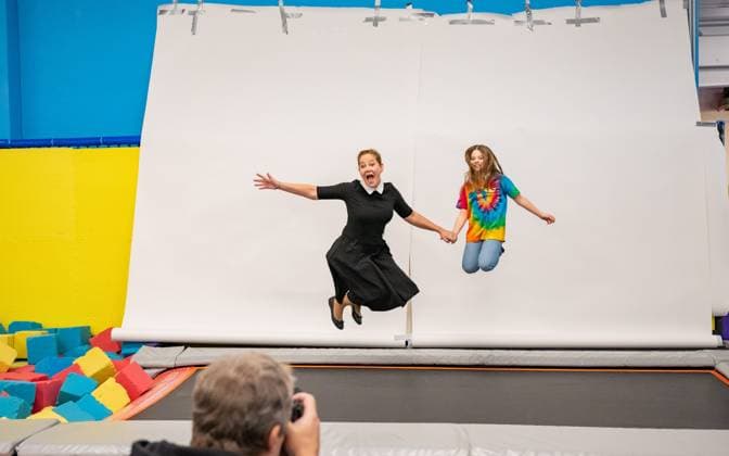20231204 Fotoshooting mit Manfred Baumann fuer den DAC Kalender WIEN, OESTERREICH - 04. DEZEMBER: Starfotograf Manfred Baumann mit Schauspielerin und Kabarettistin Monica Rudle (Monica Weinzettl) waehrend des Fotogshootings fuer die 13. Auflage des Dancer Against Cancer - DAC Charity-Fotokalenders 2024-2025 mit Starfotograf Manfred Baumann in der Maxx Entertainment Trampolin Halle am 04. Dezember 2023 in Wien, Oesterreich. 231204_SEPA_17_060 Copyright: xIsabellexOuvrardx SEPAxMedia