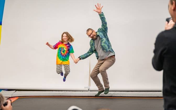 20231204 Fotoshooting mit Manfred Baumann fuer den DAC Kalender WIEN, OESTERREICH - 04. DEZEMBER: Starfotograf Manfred Baumann mit Schauspieler und Kabarettist Gerold Rudle waehrend des Fotogshootings fuer die 13. Auflage des Dancer Against Cancer - DAC Charity-Fotokalenders 2024-2025 mit Starfotograf Manfred Baumann in der Maxx Entertainment Trampolin Halle am 04. Dezember 2023 in Wien, Oesterreich. 231204_SEPA_17_066 Copyright: xIsabellexOuvrardx SEPAxMedia