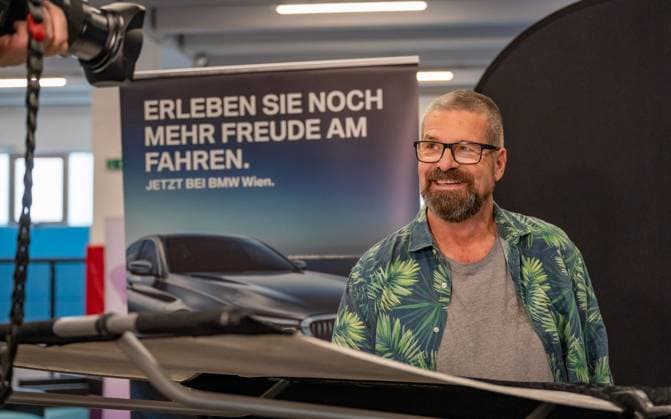 20231204 Fotoshooting mit Manfred Baumann fuer den DAC Kalender WIEN, OESTERREICH - 04. DEZEMBER: Starfotograf Manfred Baumann mit Schauspieler und Kabarettist Gerold Rudle waehrend des Fotogshootings fuer die 13. Auflage des Dancer Against Cancer - DAC Charity-Fotokalenders 2024-2025 mit Starfotograf Manfred Baumann in der Maxx Entertainment Trampolin Halle am 04. Dezember 2023 in Wien, Oesterreich. 231204_SEPA_17_071 Copyright: xIsabellexOuvrardx SEPAxMedia