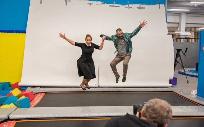 20231204 Fotoshooting mit Manfred Baumann fuer den DAC Kalender WIEN, OESTERREICH - 04. DEZEMBER: Starfotograf Manfred Baumann mit Schauspieler und Kabarettisten Gerold und Monica Rudle (Monica Weinzettl) waehrend des Fotogshootings fuer die 13. Auflage des Dancer Against Cancer - DAC Charity-Fotokalenders 2024-2025 mit Starfotograf Manfred Baumann in der Maxx Entertainment Trampolin Halle am 04. Dezember 2023 in Wien, Oesterreich. 231204_SEPA_17_072 Copyright: xIsabellexOuvrardx SEPAxMedia