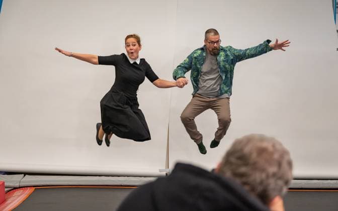 20231204 Fotoshooting mit Manfred Baumann fuer den DAC Kalender WIEN, OESTERREICH - 04. DEZEMBER: Starfotograf Manfred Baumann mit Schauspieler und Kabarettisten Gerold und Monica Rudle (Monica Weinzettl) waehrend des Fotogshootings fuer die 13. Auflage des Dancer Against Cancer - DAC Charity-Fotokalenders 2024-2025 mit Starfotograf Manfred Baumann in der Maxx Entertainment Trampolin Halle am 04. Dezember 2023 in Wien, Oesterreich. 231204_SEPA_17_075 Copyright: xIsabellexOuvrardx SEPAxMedia