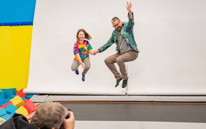 20231204 Fotoshooting mit Manfred Baumann fuer den DAC Kalender WIEN, OESTERREICH - 04. DEZEMBER: Starfotograf Manfred Baumann mit Schauspieler und Kabarettist Gerold Rudle waehrend des Fotogshootings fuer die 13. Auflage des Dancer Against Cancer - DAC Charity-Fotokalenders 2024-2025 mit Starfotograf Manfred Baumann in der Maxx Entertainment Trampolin Halle am 04. Dezember 2023 in Wien, Oesterreich. 231204_SEPA_17_063 Copyright: xIsabellexOuvrardx SEPAxMedia