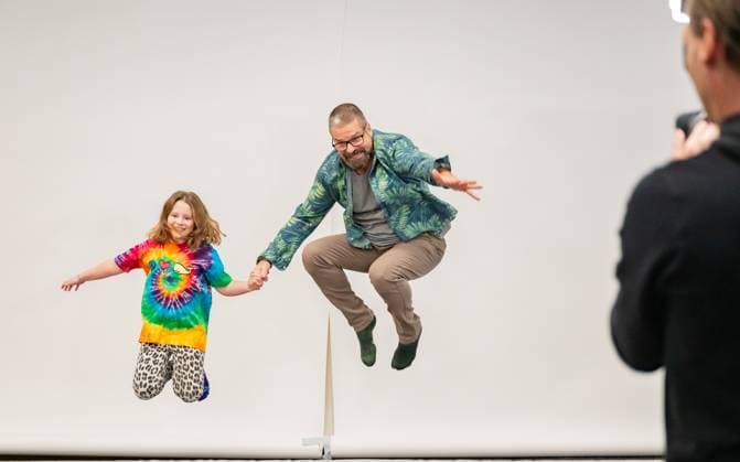 20231204 Fotoshooting mit Manfred Baumann fuer den DAC Kalender WIEN, OESTERREICH - 04. DEZEMBER: Starfotograf Manfred Baumann mit Schauspieler und Kabarettist Gerold Rudle waehrend des Fotogshootings fuer die 13. Auflage des Dancer Against Cancer - DAC Charity-Fotokalenders 2024-2025 mit Starfotograf Manfred Baumann in der Maxx Entertainment Trampolin Halle am 04. Dezember 2023 in Wien, Oesterreich. 231204_SEPA_17_064 Copyright: xIsabellexOuvrardx SEPAxMedia