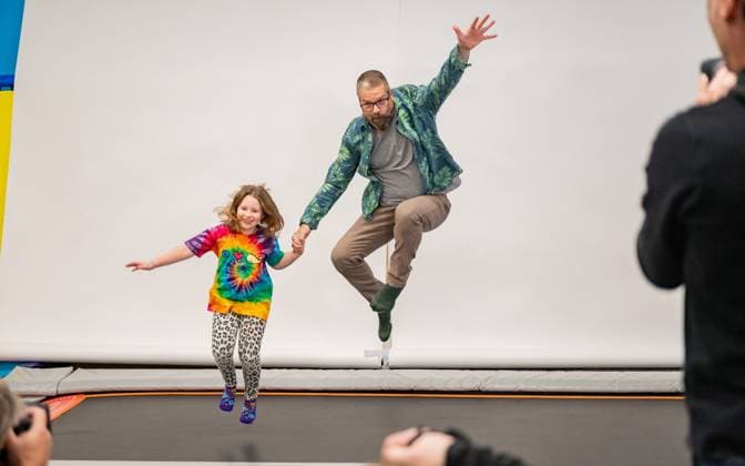 20231204 Fotoshooting mit Manfred Baumann fuer den DAC Kalender WIEN, OESTERREICH - 04. DEZEMBER: Starfotograf Manfred Baumann mit Schauspieler und Kabarettist Gerold Rudle waehrend des Fotogshootings fuer die 13. Auflage des Dancer Against Cancer - DAC Charity-Fotokalenders 2024-2025 mit Starfotograf Manfred Baumann in der Maxx Entertainment Trampolin Halle am 04. Dezember 2023 in Wien, Oesterreich. 231204_SEPA_17_065 Copyright: xIsabellexOuvrardx SEPAxMedia