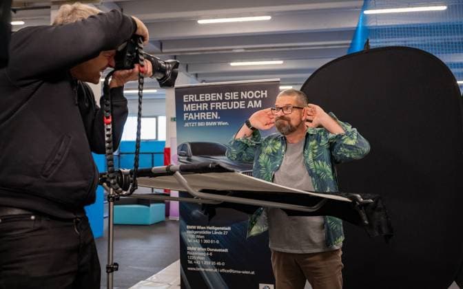 20231204 Fotoshooting mit Manfred Baumann fuer den DAC Kalender WIEN, OESTERREICH - 04. DEZEMBER: Starfotograf Manfred Baumann mit Schauspieler und Kabarettist Gerold Rudle waehrend des Fotogshootings fuer die 13. Auflage des Dancer Against Cancer - DAC Charity-Fotokalenders 2024-2025 mit Starfotograf Manfred Baumann in der Maxx Entertainment Trampolin Halle am 04. Dezember 2023 in Wien, Oesterreich. 231204_SEPA_17_070 Copyright: xIsabellexOuvrardx SEPAxMedia
