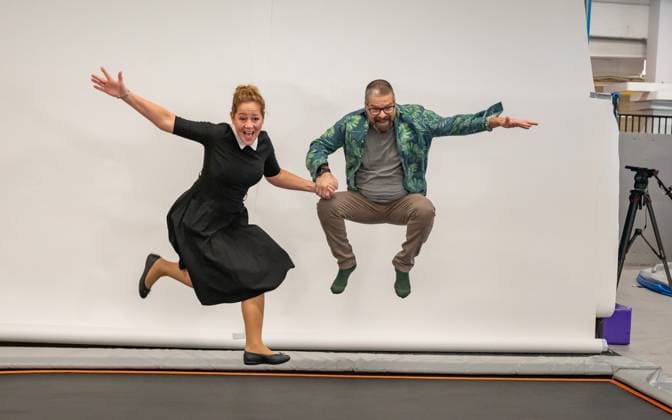 20231204 Fotoshooting mit Manfred Baumann fuer den DAC Kalender WIEN, OESTERREICH - 04. DEZEMBER: Starfotograf Manfred Baumann mit Schauspieler und Kabarettisten Gerold und Monica Rudle (Monica Weinzettl) waehrend des Fotogshootings fuer die 13. Auflage des Dancer Against Cancer - DAC Charity-Fotokalenders 2024-2025 mit Starfotograf Manfred Baumann in der Maxx Entertainment Trampolin Halle am 04. Dezember 2023 in Wien, Oesterreich. 231204_SEPA_17_073 Copyright: xIsabellexOuvrardx SEPAxMedia