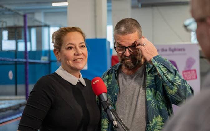 20231204 Fotoshooting mit Manfred Baumann fuer den DAC Kalender WIEN, OESTERREICH - 04. DEZEMBER: Starfotograf Manfred Baumann mit Schauspieler und Kabarettisten Gerold und Monica Rudle (Monica Weinzettl) waehrend des Fotogshootings fuer die 13. Auflage des Dancer Against Cancer - DAC Charity-Fotokalenders 2024-2025 mit Starfotograf Manfred Baumann in der Maxx Entertainment Trampolin Halle am 04. Dezember 2023 in Wien, Oesterreich. 231204_SEPA_17_077 Copyright: xIsabellexOuvrardx SEPAxMedia