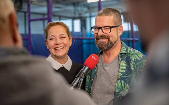 20231204 Fotoshooting mit Manfred Baumann fuer den DAC Kalender WIEN, OESTERREICH - 04. DEZEMBER: Starfotograf Manfred Baumann mit Schauspieler und Kabarettisten Gerold und Monica Rudle (Monica Weinzettl) waehrend des Fotogshootings fuer die 13. Auflage des Dancer Against Cancer - DAC Charity-Fotokalenders 2024-2025 mit Starfotograf Manfred Baumann in der Maxx Entertainment Trampolin Halle am 04. Dezember 2023 in Wien, Oesterreich. 231204_SEPA_17_078 Copyright: xIsabellexOuvrardx SEPAxMedia