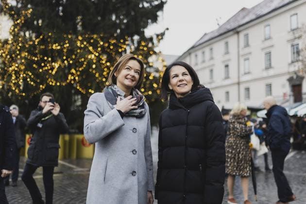 News Themen der Woche KW49 News Bilder des Tages (R-L) Annalena Baerbock (Buendnis 90 Die Gruenen), Bundesaussenministerin, und Tanja Fajon, Aussenministerin von Slowenien, aufgenommen auf dem Preserenplatz in Ljubljana, 05.12.2023. Baerbock reist nach Slowenien fuer Gespraeche zu bilateralen und europapolitischen Frage sowie zur Lage in Nahost. Ljubljana Slowenien *** R L Annalena Baerbock Buendnis 90 Die Gruenen , Federal Foreign Minister, and Tanja Fajon, Foreign Minister of Slovenia, photographed on the Preseren Square in Ljubljana, 05 12 2023 Baerbock travels to Slovenia for talks on bilateral and European policy issues and the situation in the Middle East Ljubljana Slovenia Copyright: xFlorianxGaertnerx