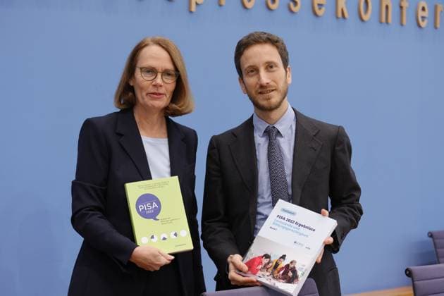 News Themen der Woche KW49 News Bilder des Tages Prof. Dr. Doris Lewalter, Nationale PISA-Projektleiterin, Francesco Avvisati, OECD, Ko-Autor der PISA-Studie, Deutschland, Berlin, Bundespressekonferenz, Thema: Veröffentlichung des PISA 2022-Berichts (Programme for International Student Assessment) *** Prof Dr Doris Lewalter, National PISA Project Leader, Francesco Avvisati, OECD, co-author of the PISA study, Germany, Berlin, Federal Press Conference, Topic Publication of the PISA 2022 report Programme for International Student Assessment