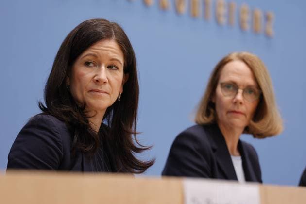 Senatorin für Bildung, Jugend und Familie in Berlin Katharina Günther-Wünsch, Präsidentin der Kultusministerkonferenz (KMK), Prof. Dr. Doris Lewalter, Nationale PISA-Projektleiterin, Deutschland, Berlin, Bundespressekonferenz, Thema: Veröffentlichung des PISA 2022-Berichts (Programme for International Student Assessment) *** Senator for Education, Youth and Family in Berlin Katharina Günther Wünsch, President of the Standing Conference of Education Ministers KMK , Prof Dr Doris Lewalter, National PISA Project Manager, Germany, Berlin, Federal Press Conference, Topic Publication of the PISA 2022 report Programme for International Student Assessment