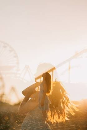 Creative Highlights Symbolbilder Double exposure Silhouette of a woman on the beach at sunset with Santa Monica Pier in the background. Model Released CamilleGirard_ID17695_535215_005 Copyright: xCamillexGirardx