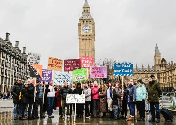Bilder des Jahres 2023, News 12 Dezember News Themen der Woche KW49 News Bilder des Tages Killed Women Campaign silent protest installation in Westminster, London, UK London, UK 05th Dec 2023. The protest starts in Parliament Square. Bereaved families and those affected directly hold a signs that each represent a woman killed. Killed Women is an organisation and network started by 11 bereaved families for the relatives of the mothers, sisters, daughters and other women who were killed by men, campaigning to protect women™s lives and ensure justice. They have today launched their report of a national survey of the bereaved families. Following intensive campaigning by the organisation, he Justice Secretary has also opened a murder sentencing consultation., Credit:Imageplotter Avalon  Copyright: xImageplotterx xAvalonx 0826944051