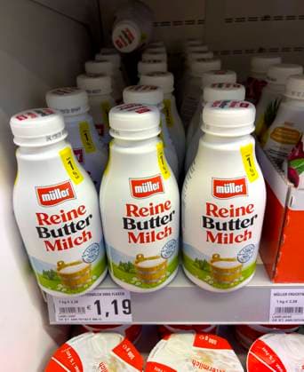 05.12.2023, Buttermilch in Plastikflaschen, angeboten zum Verkauf in der Kühltheke in einem Supermarkt im Allgäu. Ab 2024 sind Plastik-Milchflaschen auch in der Pfandpflicht inkludiert. Die neue Pfandregelung betrifft ab 2024 vor allem Getränke aus dem Kühlregal. Für Milch, Ayran und Milchmischgetränke mit mindestens 50% Milchanteil in Einweg-Plastikflaschen müssen Kundinnen und Kunden dann 25 Cent mehr bezahlen. 05.12.2023, Plastikflaschen-Pfand 05.12.2023, Plastikflaschen-Pfand *** 05 12 2023, Buttermilk in plastic bottles, offered for sale at the refrigerated counter in a supermarket in Allgäu From 2024, plastic milk bottles will also be included in the mandatory deposit The new deposit regulation will mainly affect drinks from the chil