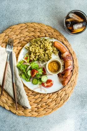 Vegetables and sausages on plate served with glass of cola drink Model Released AnnaBogush_ID13332_406664_003 Copyright: xAnnaxBogushx RECORD DATE NOT STATED