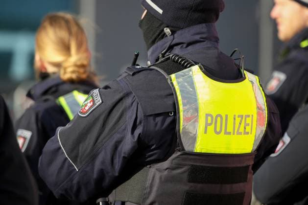 03.12.2023, Düsseldorf, Symbolbild Polizeieinsatz. Bewaffnete Polizisten mit Schutzweste auf Streife. Das Bundeskriminalamt (BKA) veröffentlicht jedes Jahr im Frühjahr die neue Statistik. Laut Kriminalstatistik (PKS) für Großstädte wurden im Vorjahr die meisten Straftaten in Köln, Aachen, Recklinghausen und Dortmund bei der Polizei gemeldet. Besonders kriminalitätsbelastet eingestufte Großstädte Deutschlands - In den Top Ten der gefährlichsten Städte landeten Berlin, Frankfurt am Main, Bremen und Hannover. Nordrhein-Westfalen Deutschland *** 03 12 2023, Düsseldorf, Symbolic image Police operation Armed police officers with protective vests on patrol The Federal Criminal Police Office (BKA) publishes the new statistics every spr
