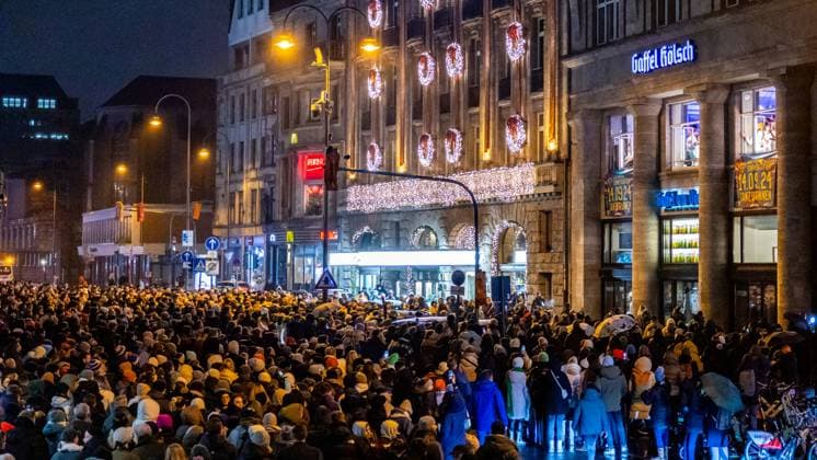 Das traditionelle ADVENTSKONZERT AM FENSTER vom Kölner Männerchor GRÜNGÜRTELROSEN in der Gaffel Domstube vor der Kulisse des Kölner Dom. Gut Tausend Zuschauer nahmen begeistert trotz leichtem Regen am freien Konzert teil. 05.12.2023 Köln Innenstadt NRW Deutschland