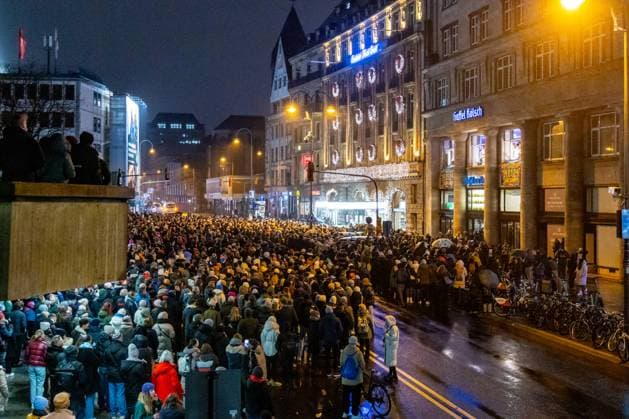Das traditionelle ADVENTSKONZERT AM FENSTER vom Kölner Männerchor GRÜNGÜRTELROSEN in der Gaffel Domstube vor der Kulisse des Kölner Dom. Gut Tausend Zuschauer nahmen begeistert trotz leichtem Regen am freien Konzert teil. 05.12.2023 Köln Innenstadt NRW Deutschland