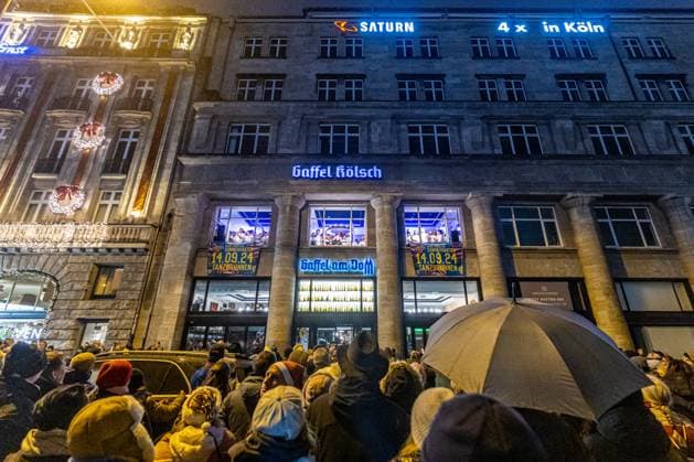 Das traditionelle ADVENTSKONZERT AM FENSTER vom Kölner Männerchor GRÜNGÜRTELROSEN in der Gaffel Domstube vor der Kulisse des Kölner Dom. Gut Tausend Zuschauer nahmen begeistert trotz leichtem Regen am freien Konzert teil. 05.12.2023 Köln Innenstadt NRW Deutschland