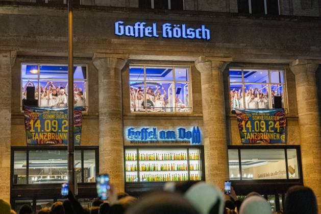 Das traditionelle ADVENTSKONZERT AM FENSTER vom Kölner Männerchor GRÜNGÜRTELROSEN in der Gaffel Domstube vor der Kulisse des Kölner Dom. Gut Tausend Zuschauer nahmen begeistert trotz leichtem Regen am freien Konzert teil. 05.12.2023 Köln Innenstadt NRW Deutschland
