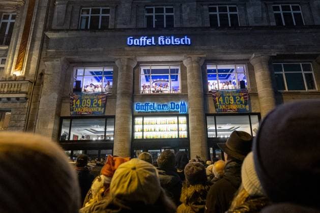 Das traditionelle ADVENTSKONZERT AM FENSTER vom Kölner Männerchor GRÜNGÜRTELROSEN in der Gaffel Domstube vor der Kulisse des Kölner Dom. Gut Tausend Zuschauer nahmen begeistert trotz leichtem Regen am freien Konzert teil. 05.12.2023 Köln Innenstadt NRW Deutschland