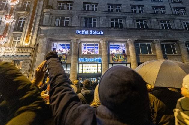 Das traditionelle ADVENTSKONZERT AM FENSTER vom Kölner Männerchor GRÜNGÜRTELROSEN in der Gaffel Domstube vor der Kulisse des Kölner Dom. Gut Tausend Zuschauer nahmen begeistert trotz leichtem Regen am freien Konzert teil. 05.12.2023 Köln Innenstadt NRW Deutschland