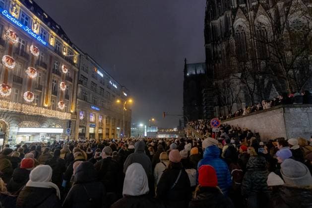 Das traditionelle ADVENTSKONZERT AM FENSTER vom Kölner Männerchor GRÜNGÜRTELROSEN in der Gaffel Domstube vor der Kulisse des Kölner Dom. Gut Tausend Zuschauer nahmen begeistert trotz leichtem Regen am freien Konzert teil. 05.12.2023 Köln Innenstadt NRW Deutschland