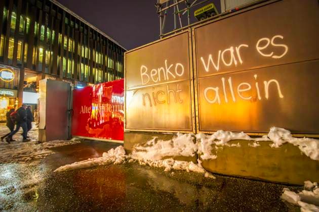 News Themen der Woche KW49 Benko war es nicht allein, Graffiti an der Alten Akadedmie, Bauprojekt der insolventen Signa-Gruppe, München, Dezember 2023 Deutschland, München, 5. Dezember 2023, Benko war es nicht allein, frisches Graffiti am Bauzaun der Alten Akademie, Baustopp für das Projekt der Signa-Gruppe von RenÃ Benko, Signa-Gruppe hat Insolvenz angemeldet, Baustelle, Innenstadt, Neuhauser Straße, Architektur, Wirtschaft, Krise, Bayern, *** Benko was not alone, graffiti on the Alte Akadedmie, construction project of the insolvent Signa Group, Munich, December 2023 Germany, Munich, December 5, 2023, Benko was not alone, fresh graffiti on the construction fence of the Alte Akademie, construction stop for the project of RenÃ Benkos Signa Group, Signa Group has