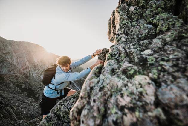 Creative Highlights Symbolbilder Man clings to edge of rock while hiking Knife Edge, Katahdin, Maine Millinocket, Maine, United States CR_SSNF231205D-1297611-01 ,model released, Symbolfoto