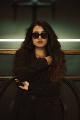 Creative Highlights Symbolbilder Beautiful woman with sunglasses poses with a city light at night Alicante, Valencian Community, Spain CR_CRBL23120551-1300042-01 ,model released, Symbolfoto