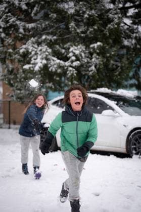 Vertical shot of laughing brothers having a snowball fight Traverse City, Michigan, United States CR_LICE231205-1298479-01 ,model released, Symbolfoto