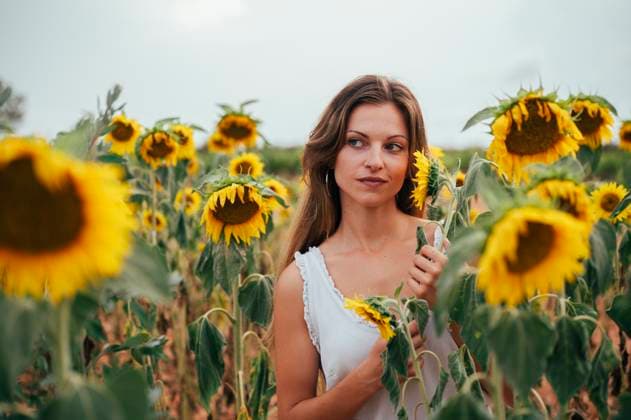 Creative Highlights Symbolbilder Scene of young blonde girl in an idyllic landscape full of flowers. Sant Sadurní d Anoia, Catalonia, Spain CR_SCLO231205-1299501-01 ,model released, Symbolfoto