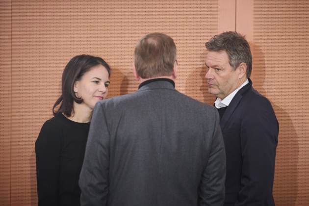 News Themen der Woche KW49 News Bilder des Tages Berlin, Kabinettssitzung der Bundesregierung im Bundeskanzleramt Kabinettssitzung der Bundesregierung am 06.12.2023 im Bundeskanzleramt in Berlin. Im Bild: Annalena Baerbock (Bundesministerin des Auswärtigen, Bündnis 90 Die Grünen), Robert Habeck (Bundesminister für Wirtschaft und Klimaschutz, Vizekanzler, Bündnis 90 Die Grünen) und Boris Pistorius (Bundesminister der Verteidigung, SPD) Berlin Bundeskanzleramt Berlin Deutschland *** Berlin, Cabinet meeting of the Federal Government in the Federal Chancellery Cabinet meeting of the Federal Government on 06 12 2023 in the Federal Chancellery in Berlin In the picture Annalena Baerbock Federal Minister of Foreign Affairs, Alliance 90 The Greens , Robert Habeck Federal Minister of Economics and