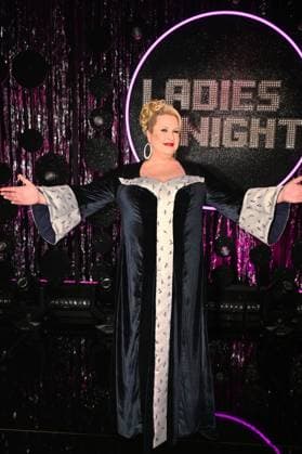 Comedienne Daphne de Luxe, bürgerlich Daphne Haderlein als Gastgeberin bei Ladies Night, die einzige Comedy- und Kabarettshow mit rein weiblicher Besetzung im deutschsprachigen Fernsehen