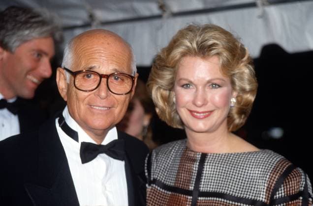 American television writer and producer Norman Lear, left, and his wife, Lyn, right, arrive for the American Film Institute (AFI) Gala in Washington, DC on September 26, 1989. Copyright: x 1989,x2021xRonxSachsxxxConsolidatedxNewsxPhotosxxxAllxRightsxReservedx
