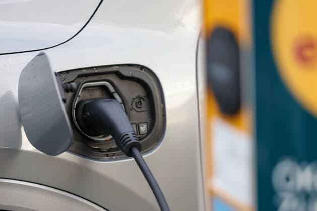 Höchst im Odenwald am 05.Dezember 2023 E-Mobilität im Odenwaldkreis. Die Anzahl an zugelassenen E-Autos im Odenwaldkreis steigt jedes Jahr, zuletzt allerdings stockend. Auch der Ausbau der Ladeinfrastruktur kommt nur langsam voran. Ladestation am Banhof in Höchst v.l., Symbolfoto, Symbolbild: E-Auto an einer Ladesäule, Ladestation, Ladekabel *** Höchst im Odenwald on 05 December 2023 E mobility in the Odenwald district The number of registered e-cars in the Odenwald district is increasing every year, although recently at a slow pace The expansion of the charging infrastructure is also making slow progress Charging station at the Banhof in Höchst v l , symbolic photo, symbolic image E car at a charging station, charging station, charging Copyright: JoaquimxFerreira