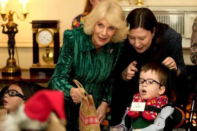 Entertainment Themen der Woche KW49 Entertainment Bilder des Tages Britain s Queen Camilla hosts Helen & Douglas House and Roald Dahl s Marvellous Children s Charity for festive surprises at Clarence House in London, 06 December 2023 London, UK, 06 December 2023: Britain s Queen Camilla welcomes invited children supported by Helen & Douglas House and Roald Dahl s Marvellous Children s Charity to decorate the Christmas tree and receive a few festive surprises at Clarence House in London., Credit:Kin Cheung Avalon London, UK  Copyright: xKinxCheungx xAvalonx 0827298017