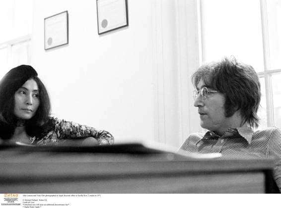 Lennon, John & Ono, Yoko John Lennon and Yoko Ono photographed at Apple Records office in Saville Row, London in 1971. Michael Putland Retna Photoshot. Credit all Uses *Unbylined uses will incur an additional discretionary fee!* * Higher Rates Apply *, Credit:Michael Putland Avalon  Copyright: xMichaelxPutlandx xAvalonx 0517088512