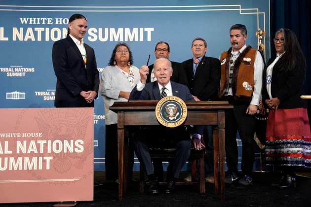 News Themen der Woche KW49 News Bilder des Tages Joe Biden at Tribal Nations Summit - Washington US President Joe Biden signs an Executive Order on Reforming Federal Support for Tribal Nations at the Department of the Interior in Washington on December 6, 2023. Photo by Yuri Gripas ABACAPRESS.COM Washington DC United States  Copyright: xPool ABACAx