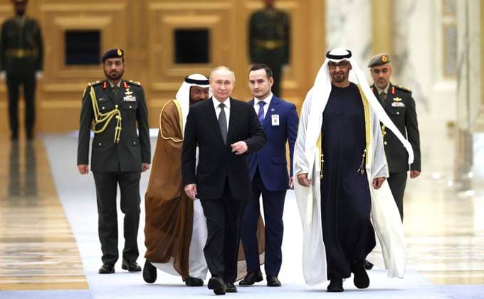 Bilder des Jahres 2023, News 12 Dezember News Themen der Woche KW49 News Bilder des Tages December 6, 2023, Abu Dhabi, United Arab Emirates: Russian President Vladimir Putin, left, is escorted by United Arab Emirates Sheikh Mohamed bin Zayed Al Nahyan on arrival at the Qasr Al Watan Palace, December 6, 2023 in Abu Dhabi, United Arab Emirates. Abu Dhabi United Arab Emirates - ZUMAp138 20231206_zaa_p138_012 Copyright: xRussianxPresidency KremlinxPoolx
