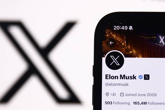 X App And Elon Musk Account Photo Illustration X logo displayed on a laptop screen and Elon Mus account on X displayed on a phone screen are seen in this illustration photo taken in Krakow, Poland on December 6, 2023. Krakow Poland  Copyright: xJakubxPorzyckix originalFilename: porzycki-xappande231206_npE0Y.jpg