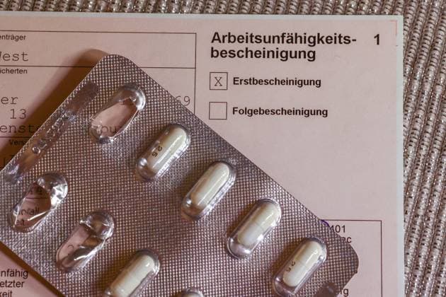 Krankschreibung per Telefon *** Sick note by telephone Copyright: xLobeca RHx
