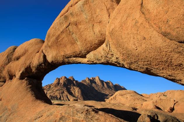 Creative Highlights World Rock Arch Rock Arch mit der Spitzkoppe im Hintergrund Copyright: xZoonar.com AndreasxEdelmannx 20667666