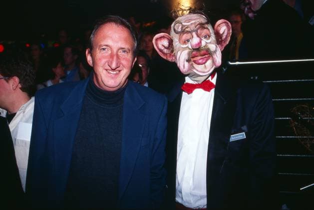 Komiker Mike Krüger und ein Herr mit Gesichtsmaske, der sich Schmittke nennt, Bild circa 1998. Copyright: HartwigxValdmanis Nur redaktionelle Nutzung. Editorial usage only. VAL_720101166