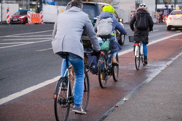 Düsseldorf 07.12.2023 Fahrradfahrer Fahrradfahren Strassenverkehr Mobilitätswende Fahrrad Unfallgefahr Unfallversicherung Fahrradweg Bahnstreik Düsseldorf Nordrhein-Westfalen Deutschland *** Düsseldorf 07 12 2023 cyclist cycling road traffic mobility turnaround bicycle accident risk accident insurance bicycle path rail strike Düsseldorf North Rhine-Westphalia Germany