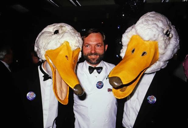 Hans Peter Wodarz (rotes Jackett), deutscher Koch, Gastronom und Veranstaltungsmanager, mit Enten zum zehnjährigen Bestehen seines Restaurants Die Ente im Lehel , Deutschland 1985. Copyright: HartwigxValdmanis Nur redaktionelle Nutzung. Editorial usage only. VAL_7205001306