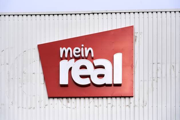 Mein Real stellt Insolvenzantrag 07.12.2023, Rheinland-Pfalz, Mülheim-Kärlich: Das Logo von mein real ist am Rhein-Mosel-Einkaufszentrum zu sehen. Einmal hin. Alles drin. - so lautet der Slogan der Warenhauskette Mein Real, die seit Jahren in der Krise steckt. Nun stellte die frühere Metro-Tochter einen Antrag auf Insolvenz. *** Mein Real files for insolvency 07 12 2023, Rheinland Pfalz, Mülheim Kärlich The logo of mein real can be seen at the Rhein Mosel shopping center Einmal hin Alles drin is the slogan of the department store chain Mein Real, which has been in crisis for years Now the former Metro subsidiary has filed for insolvency