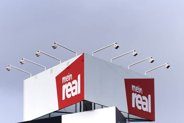 Mein Real stellt Insolvenzantrag 07.12.2023, Rheinland-Pfalz, Mülheim-Kärlich: Das Logo von mein real ist am Rhein-Mosel-Einkaufszentrum zu sehen. Einmal hin. Alles drin. - so lautet der Slogan der Warenhauskette Mein Real, die seit Jahren in der Krise steckt. Nun stellte die frühere Metro-Tochter einen Antrag auf Insolvenz. *** Mein Real files for insolvency 07 12 2023, Rheinland Pfalz, Mülheim Kärlich The logo of mein real can be seen at the Rhein Mosel shopping center Einmal hin Alles drin is the slogan of the department store chain Mein Real, which has been in crisis for years Now the former Metro subsidiary has filed for insolvency